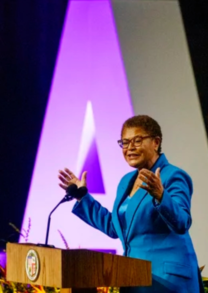 Karen Bass Sworn In As Los Angeles Mayor The First Woman To Hold The